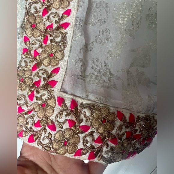 White georgette saree with pink blouse set - Picture 12 of 13